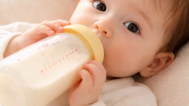 ミルクを飲む赤ちゃん